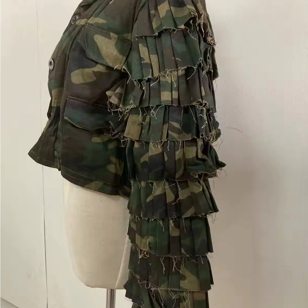 NEW Camouflage Cacading Ruffles Flare Sleeve CropJacket - Size M/L - Picture 2 of 5